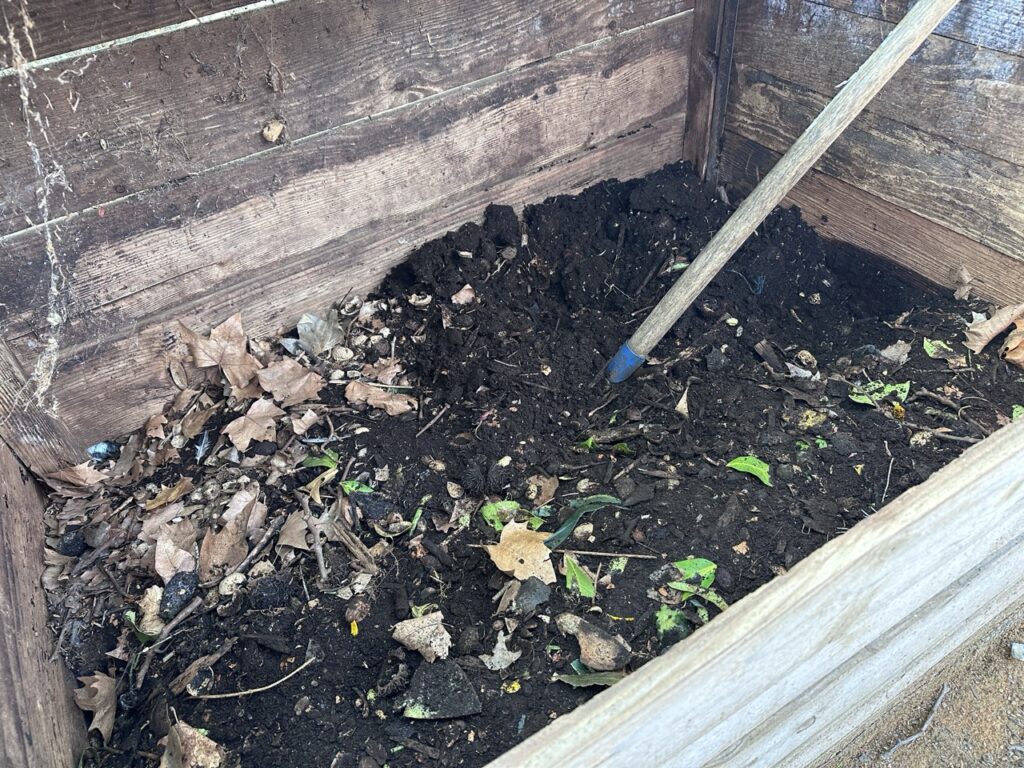 Le bac de repos du compost mûr reflète la bonne santé du composteur du dépôt à la récolte !