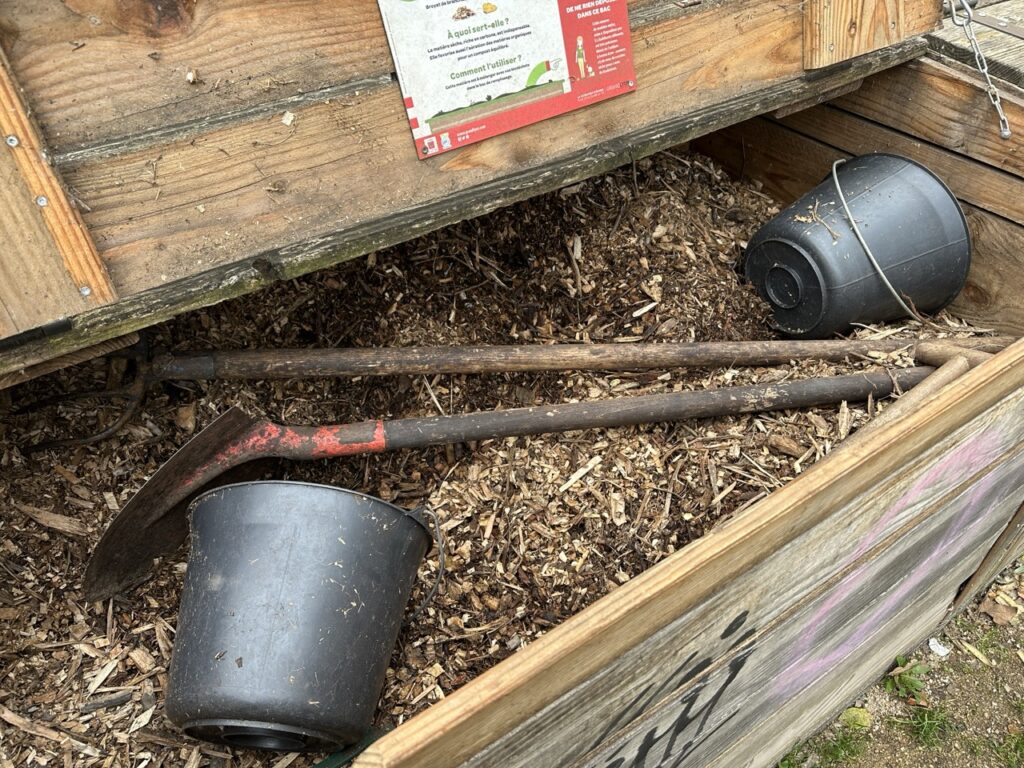 La matière sèche, ici du broyat, complément indispensable de tout apport de déchets au composteur