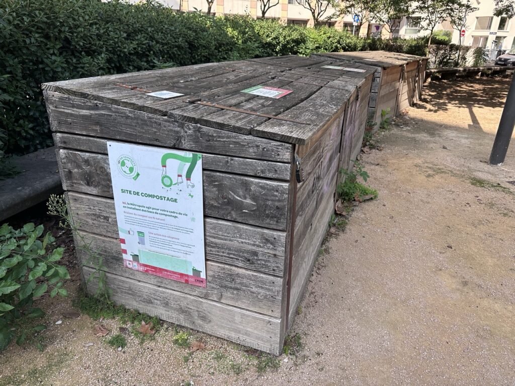 Les bacs à compost au composteur Bir Hakeim (place Bir Hakeim) : ouverts été comme hiver.