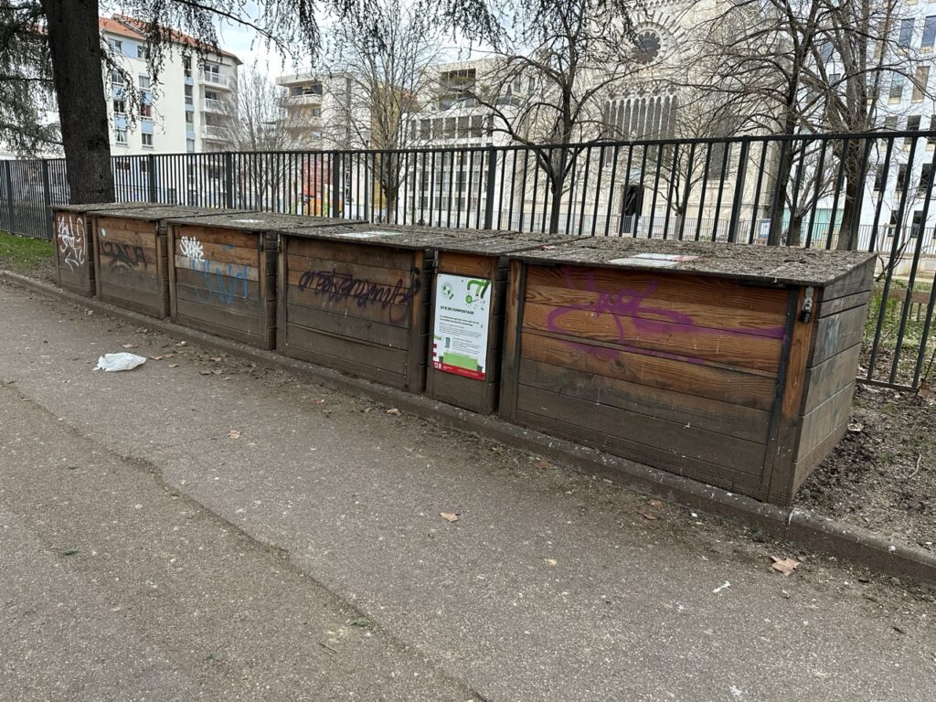 En dehors des dépôts, les bacs du composteur Sainte Marie Perrin sont fermés, cadenassés.